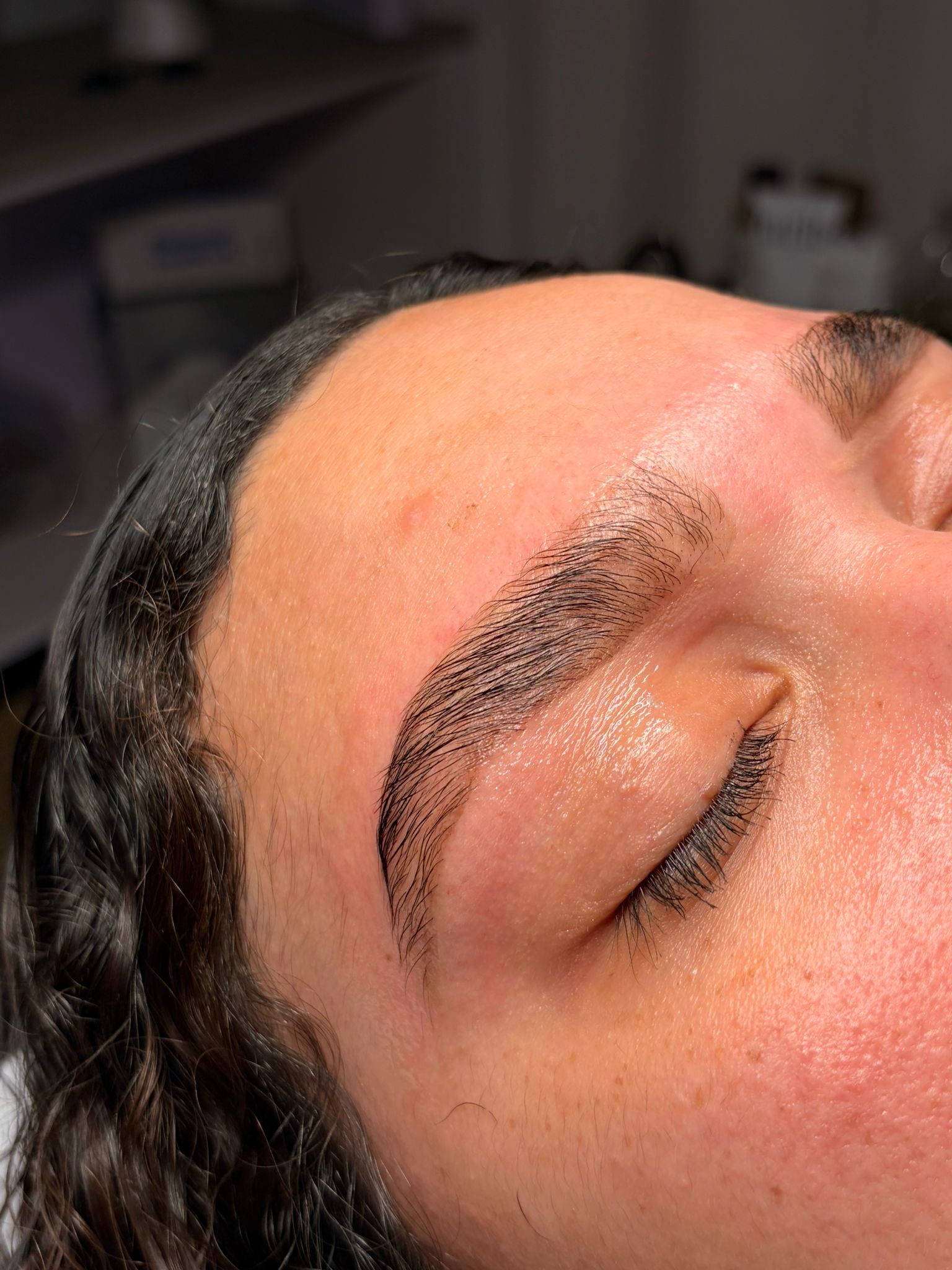 Resultado de laminado de cejas en primer plano