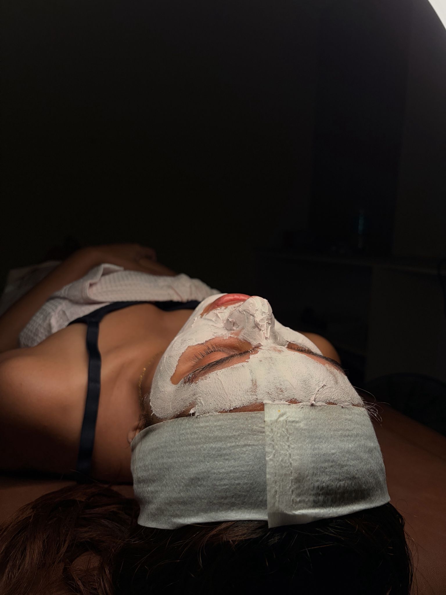 Cliente durante un tratamiento facial