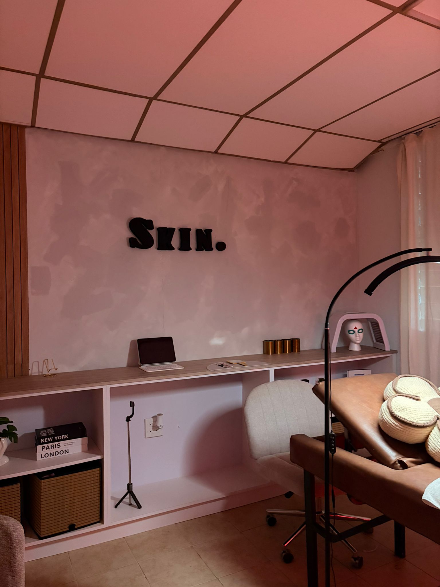 El estudio de tratamientos de Skin By Leudy con luz suave y la señalización Skin.